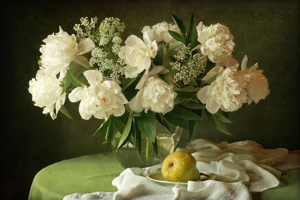 Натюрморт з букетом квітів — стокове фото