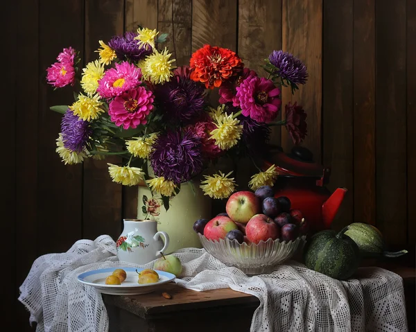 Stilleven met een boeket bloemen — Stockfoto