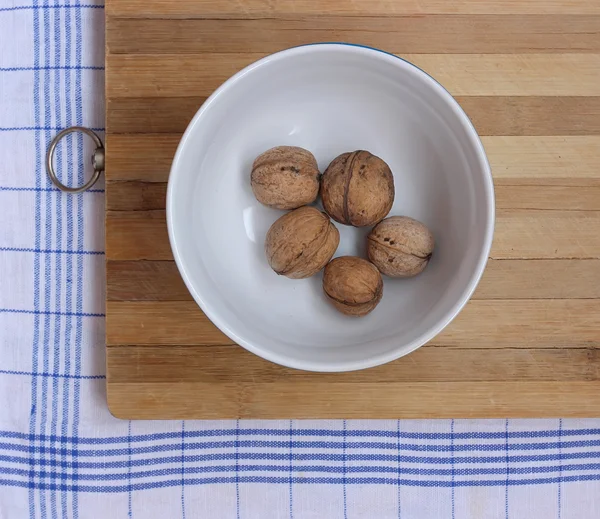 Walnuts in a plate on a table — Stock Photo, Image