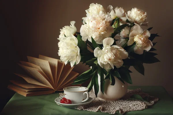 Natürmort peonies ve açık kitap bir buket