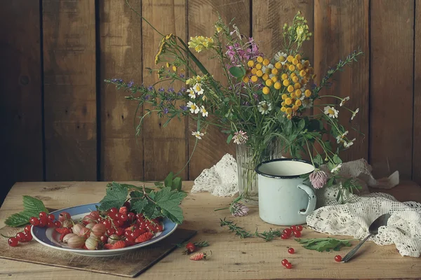 Summer still life with wild flowers and berries — Stock Photo, Image