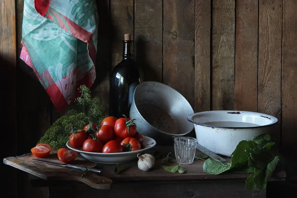 Table with the tomatoes prepared for salting — Stock Photo, Image