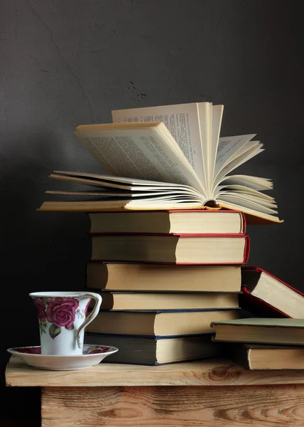 Bodegón con libros y una taza —  Fotos de Stock