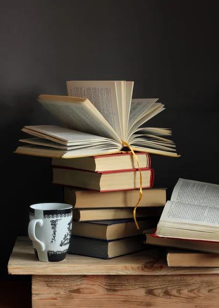 Stilleben med böcker och en kopp — Stockfoto