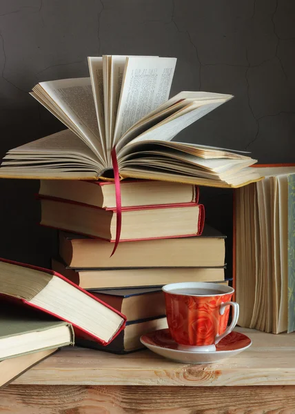 Stilleben med böcker och en kopp — Stockfoto