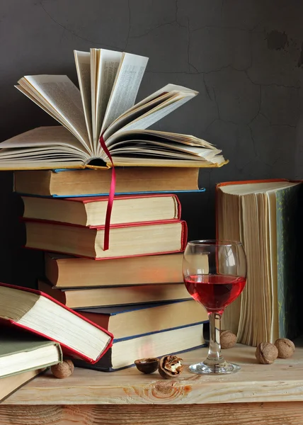 Kitap ve bir kadeh şarap ile natürmort