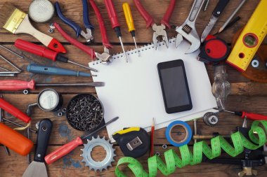 Bir ahşap zemin üzerinde araçları