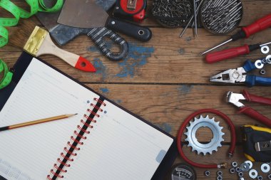 Bir ahşap zemin üzerinde araçları