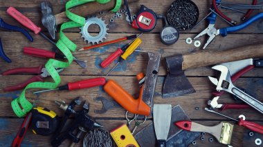 Bir ahşap zemin üzerinde araçları