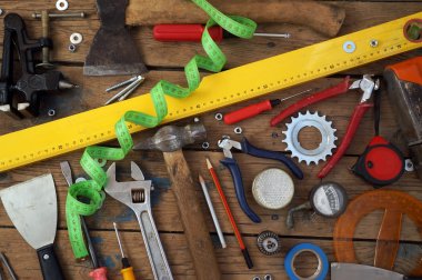 Bir ahşap zemin üzerinde araçları