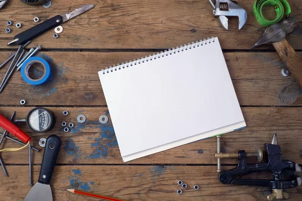 Bir ahşap zemin üzerinde araçları