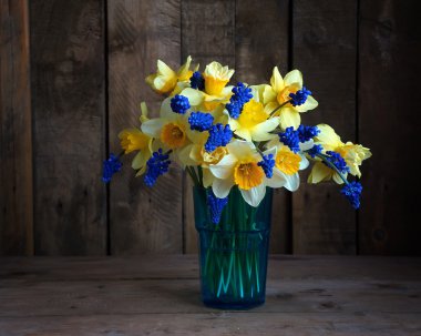 Natürmort sarı narcissuses bir buket