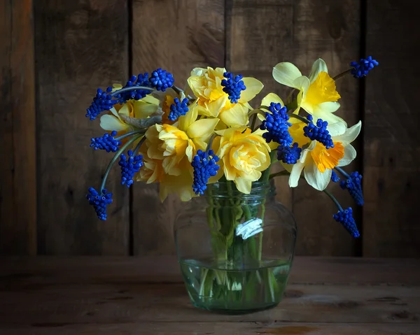 Natura morta con un bouquet di narcisi gialli — Foto Stock