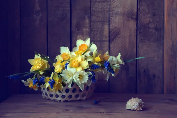 Stilleven met een boeket van gele narcissuses — Stockfoto