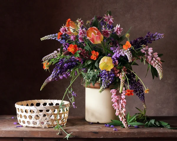 Natură statică cu un buchet de lupine . — Fotografie, imagine de stoc