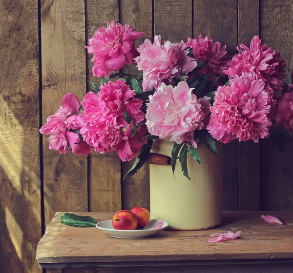 Still life with a bouquet of peonies. — Stock Photo, Image