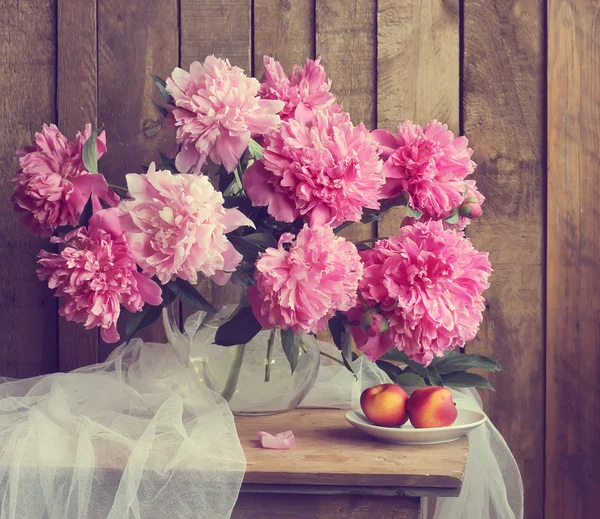 Still life with a bouquet of peonies. — Stock Photo, Image