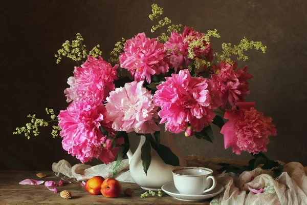 Nature morte avec un bouquet de pivoines . — Photo