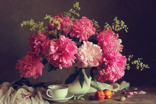 Still life with a bouquet of peonies. — Stock Photo, Image