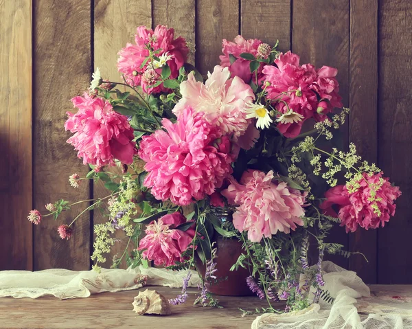 Still life with a bouquet of peonies. — Stock Photo, Image