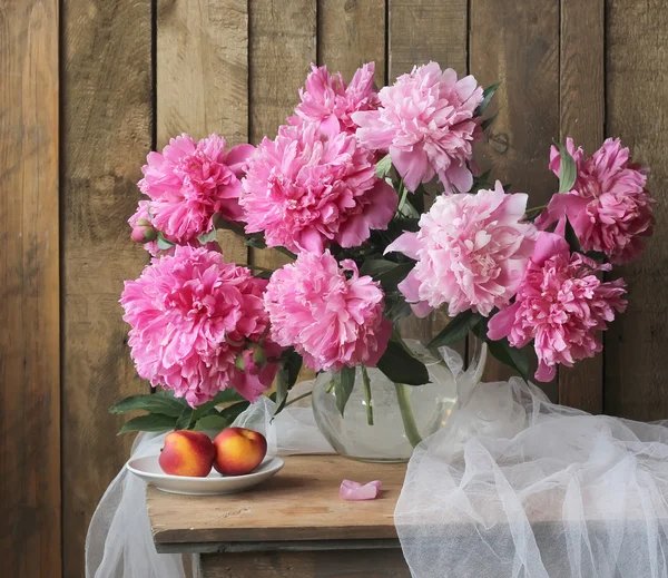 Still life with a bouquet of peonies. — Stock Photo, Image