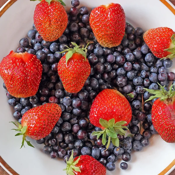 Fraise mûre et myrtille sur une assiette . — Photo