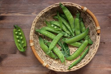 Yeşil bezelye bir tabloda, üstten görünüm.