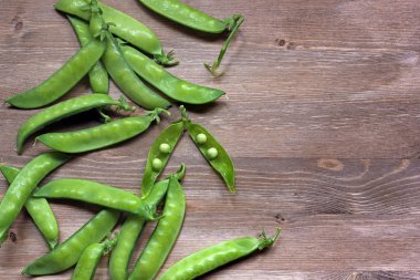 Yeşil bezelye bir tabloda, üstten görünüm.