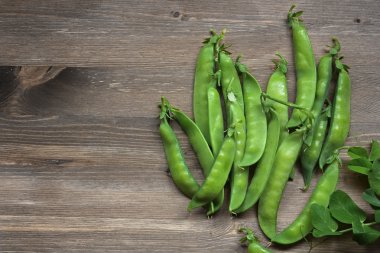 Yeşil bezelye bir tabloda, üstten görünüm.