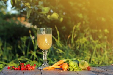 Taze sebze ve meyve suyu: biber, salatalık, havuç salatası.