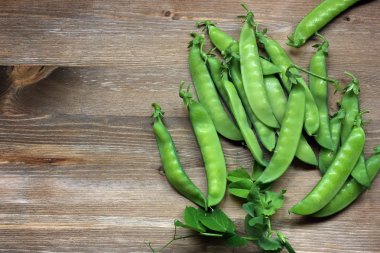 Yeşil bezelye bir tabloda, üstten görünüm