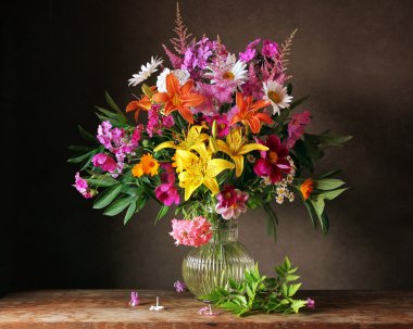 Bir sürahi ekili çiçek buketi.