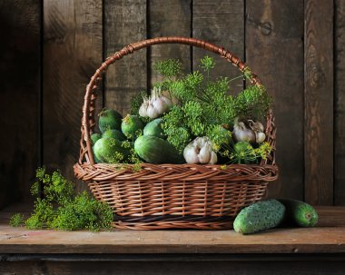 sepet ve salatalık.