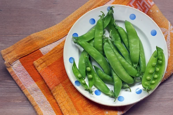 Ervilhas verdes em uma mesa, a visão superior . — Fotografia de Stock