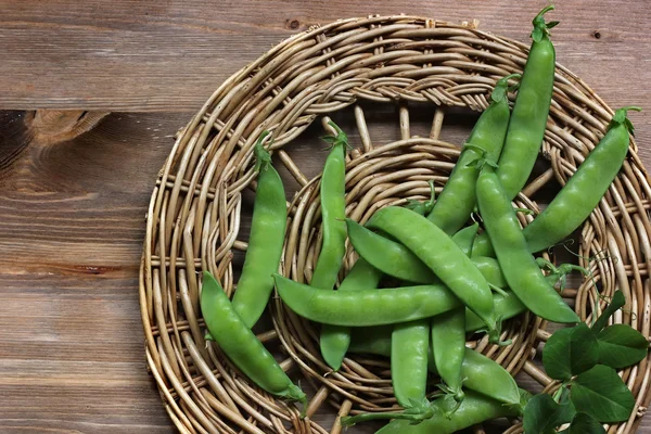 Green peas on a table, the top view. — Stock Photo, Image