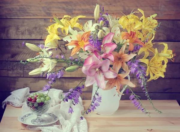 Kytice z pěstovaných květin ve džbánu. — Stock fotografie