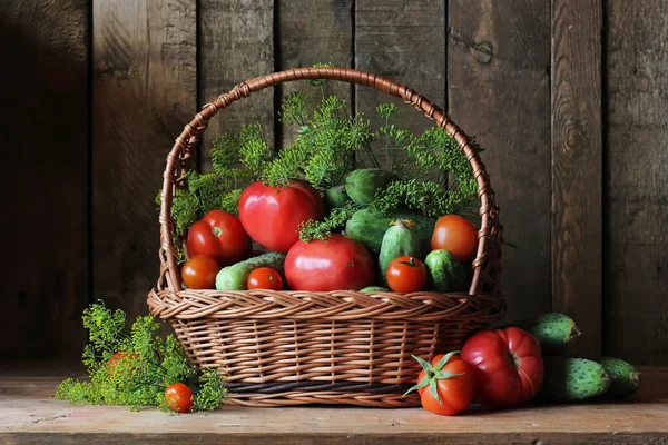 Cesto con cetrioli e pomodori . — Foto Stock