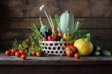 Sebze sepeti: sebze iliği, kabak, patlıcan, biber, havuç, salatalık ve domates. Sebze bir sepeti.