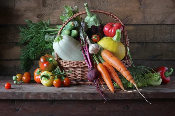 Cesto con verdure: midollo vegetale, zucca, melanzane, pepe, carote, cetrioli e pomodori. Verdure in un cesto . — Foto Stock