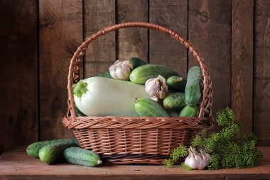 Natürmort salatalık, bir sebze iliği, rezene ve sarımsak ile.