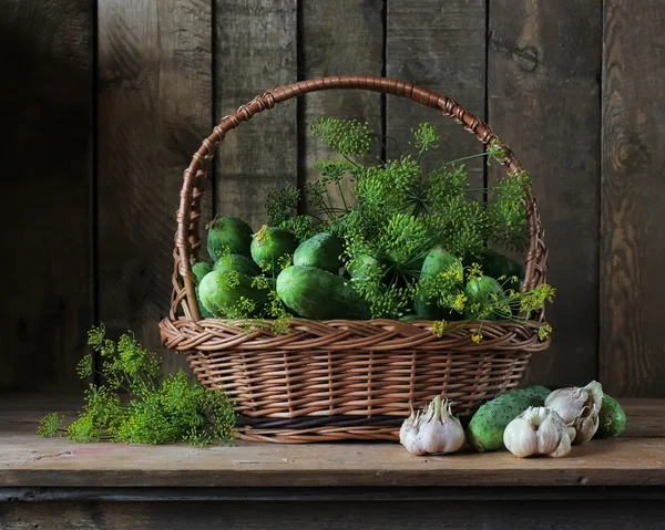 Natürmort salatalık, bir sebze iliği, rezene ve sarımsak ile.