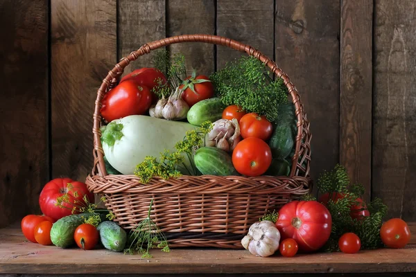 Cesto con un midollo vegetale, cetrioli e pomodori . — Foto Stock