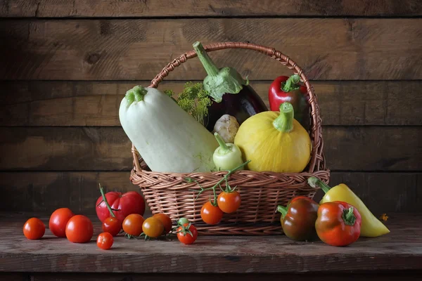 Korg med grönsaker: vegetabiliska märg, pumpa, aubergine, paprika, morötter, gurkor och tomater. — Stockfoto