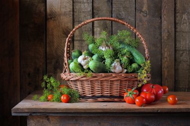 Salatalık, domates, sarımsak ve rezene ile natürmort.