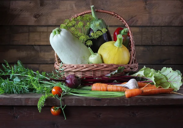 Panier avec légumes. — Photo