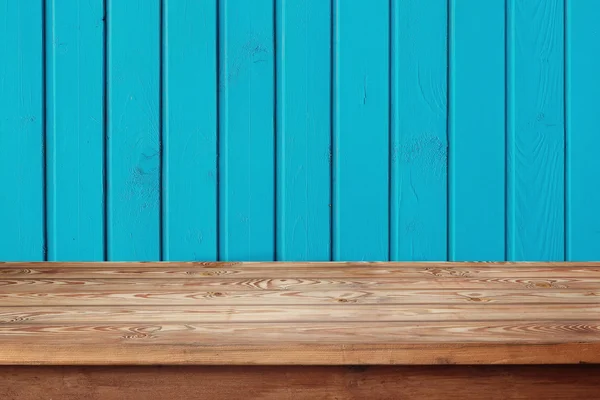 Lege houten tafel tegen een muur van boards — Stockfoto