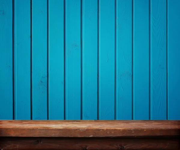 Tavolo di legno vuoto contro una parete da assi — Foto Stock