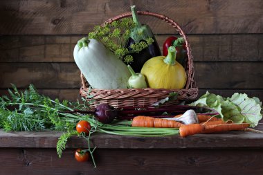Sebze sepeti: sebze iliği, kabak, patlıcan, biber, havuç, salatalık ve domates.