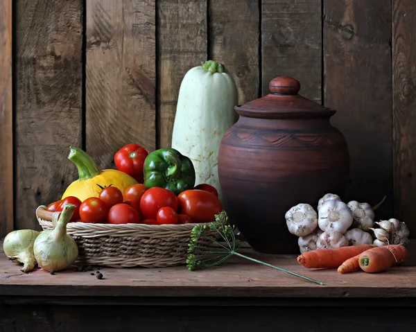 Zátiší s zeleninou: dýne, rajče, paprika, fenykl, mrkev, cibule, česnek, dýně. Zelenina v košíku. Ingredience pro přípravu dřeně kaviár. — Stock fotografie