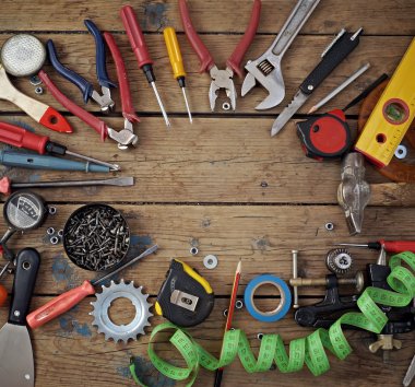 Bir ahşap zemin, üstten görünüm araçları.